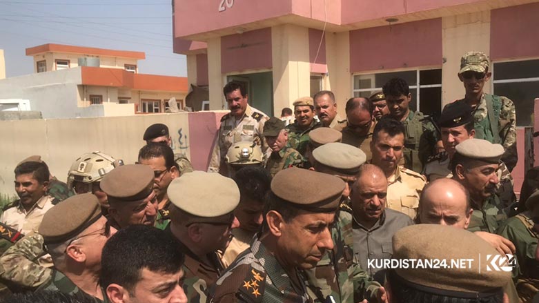 به‌ وێنه‌.. وه‌زیری پێشمه‌رگه‌ سه‌نگه‌ره‌كانی به‌رگری به‌سه‌ر كرده‌وه‌